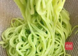 Spinach noodles with tomato meat sauce Illustrations of teaching practices 8