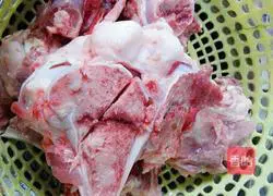 Illustration of how to make big bone winter melon soup 1