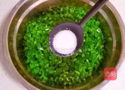 Illustration of how to make leek boxes 12