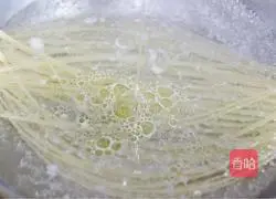 Illustration of how to make black pepper salmon pasta 8