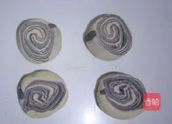 Illustration of how to make two-color annual ring steamed buns 13