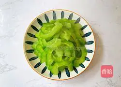 Illustration of how to cook bitter melon and eggs 7