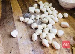 Illustration of how to make big meat dumplings with chives and sprouts 12