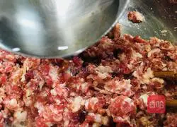 Illustration of how to make watercress and pork dumplings 4