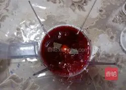 Illustration of how to make cool raspberry juice 2