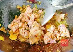 Illustration of making fungus, sauerkraut and vermicelli duck soup 10