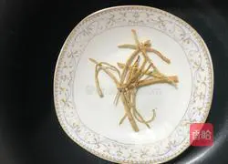 Illustration of how to make Angelica dangshen and black-bone chicken soup 2