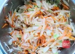 Illustration of how to make potato and carrot shredded burritos 6