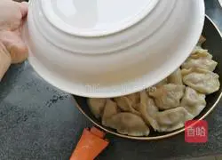 Illustration of how to make quick-fried dumplings 7
