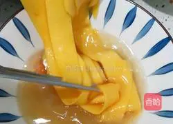 Illustration of how to make carrot noodles 11
