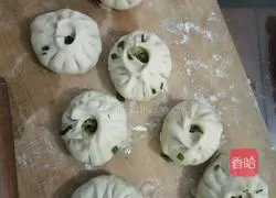 Illustration of how to make leek and egg buns 6