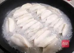 Illustration of how to make green and white radish and meat-filled pot sticker dumplings 15