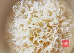 Illustration of how to make Tremella Fungus and Snow Pear Soup 1