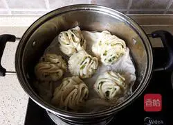 Illustration of how to make chive flower rolls 17