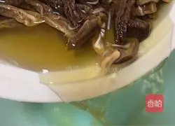 Illustration of how to make velvet antler mushroom lean meat soup 5