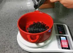 Illustration of how to make black rice steamed buns 1