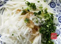 Illustration of how to make green onions mixed with shredded radish 4