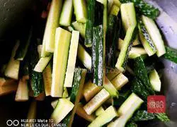 Illustration of how to make sour cucumber 1