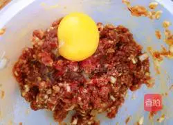 Illustration of how to make dumplings stuffed with chrysanthemum stems, mushrooms and pork stuffing 3