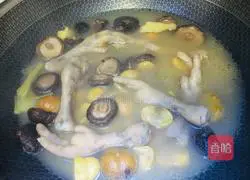 Illustration of how to make mushroom, chestnut and chicken feet soup 8