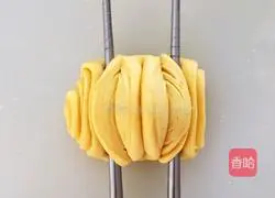 Illustration of how to make pumpkin puree flower rolls 9