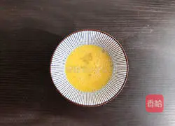 Illustration of how to make instant noodle egg cake 1