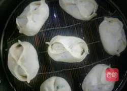 Illustration of how to make pure natural green radish sprouts steamed buns 15