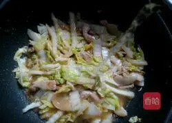 Illustration of how to make pork and cabbage stewed vermicelli 8