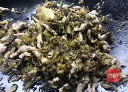 Illustration of how to make shredded pork noodles with pickled vegetables 4