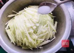 Illustration of how to make kohlrabi meat dumplings 2