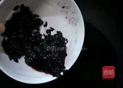 Illustration of how to make purple rice and red date dumplings 3