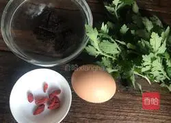 Illustration of how to steam poached eggs with moxa leaves 1