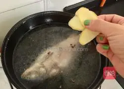 Illustration of how to make braised crucian carp 5