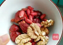 Illustration of how to make red dates, peanuts and walnut dew 1