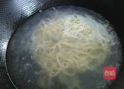 Illustration of how to make noodles with scallion oil and shredded chicken 6