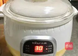 Illustration of how to make soap locust, rice peach gum and tremella soup 8