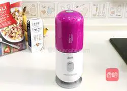 Illustration of how to make dragon fruit banana milkshake 5