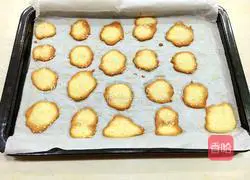 Illustration of how to make egg white crackers 8