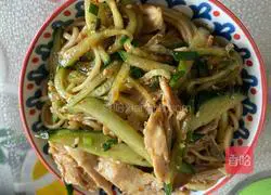 Illustration of making cold noodles with shredded chicken 8