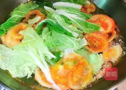 Illustration of making tomato scissor noodles with oil splash 11