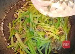 Illustration of how to make green radish and clam broth 13