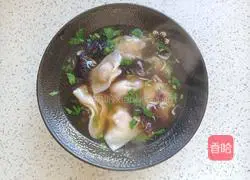 Illustration of how to make fresh meat wontons 9