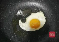 Illustration of how to make shrimp, egg and vegetable noodles 2