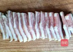 Illustration of how to make bacon steamed braised tofu 3