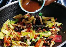 Illustration of how to make stir-fried noodles with bean paste 11