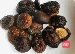 Illustration of how to make mushroom, chestnut and chicken feet soup 3