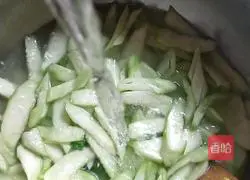 Illustration of how to make loofah and egg drop soup 9