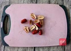 Apple, Tremella and Red Fruit Soup Recipe Illustration 7