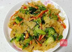 Illustration of cold white fungus and broccoli 10