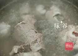 Illustration of how to make carrot and corn tube bone soup 2